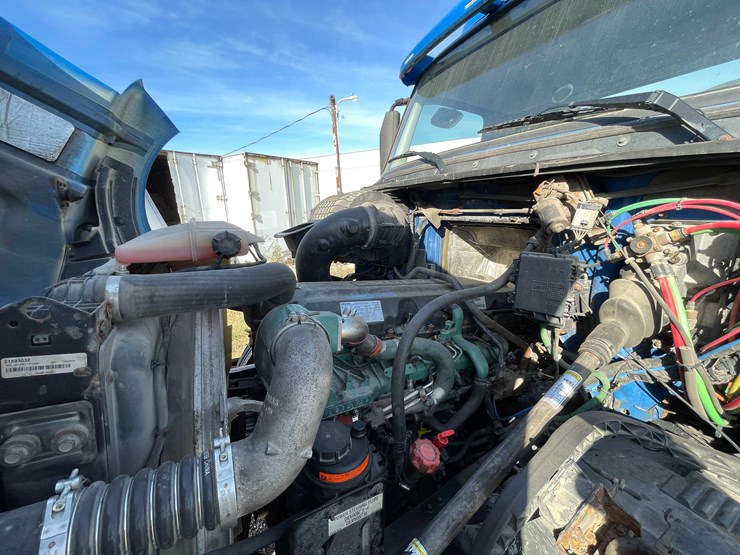 #202-•-2015-volvo-semi-tractor-(has-wi-title)-(denmark,-wi)-image-63