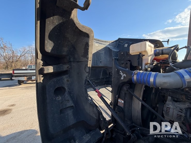 peterbilt-567-image-40