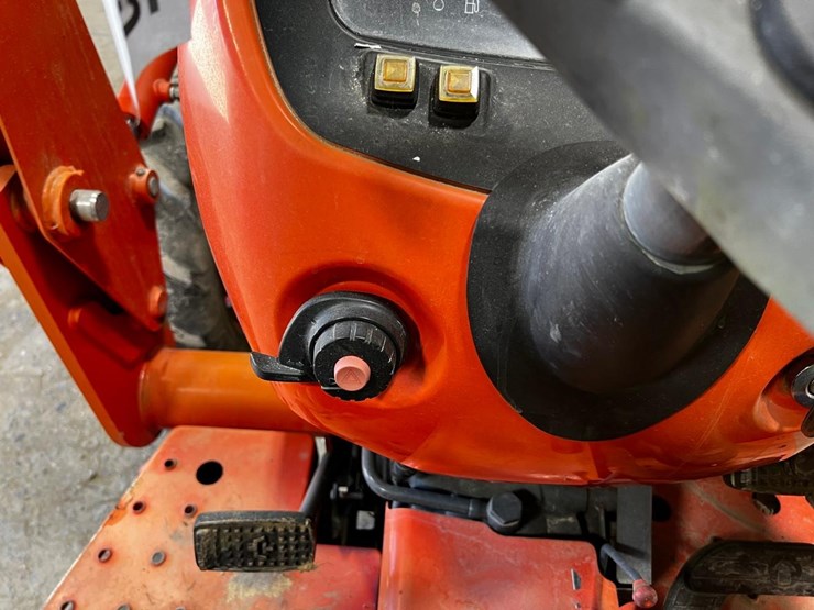 2014-kubota-l3901hst-image-25