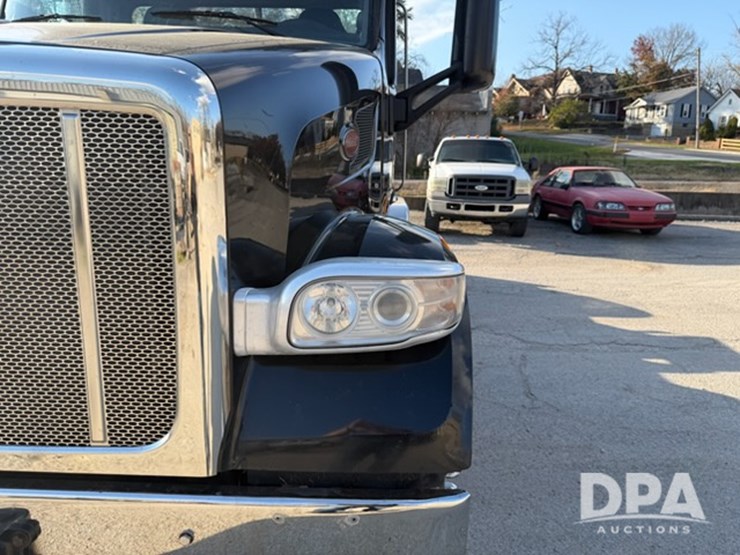 peterbilt-567-image-9