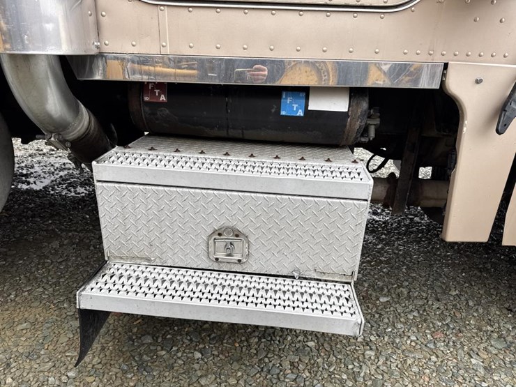 1999-peterbilt-379-image-14