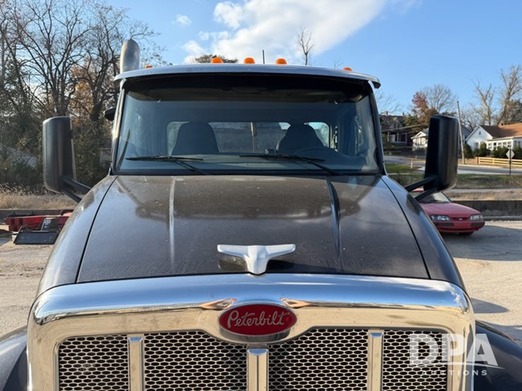 peterbilt-567-image-10