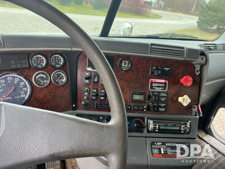 1999-freightliner-flc120-image-22