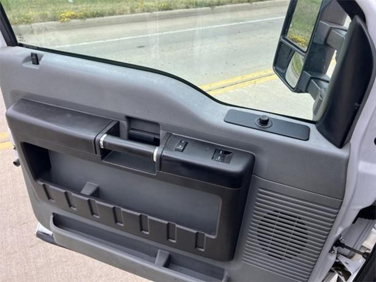 2015-ford-f550-xl-image-14