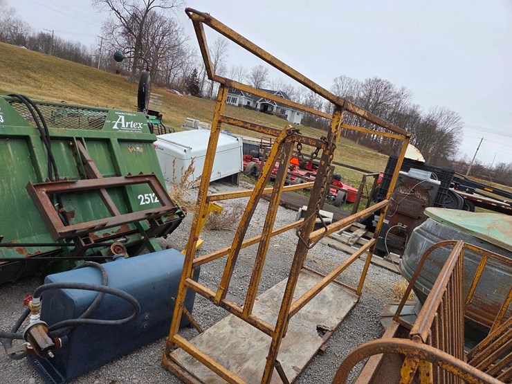 gold-bar-cattle-grooming-chute-image-2