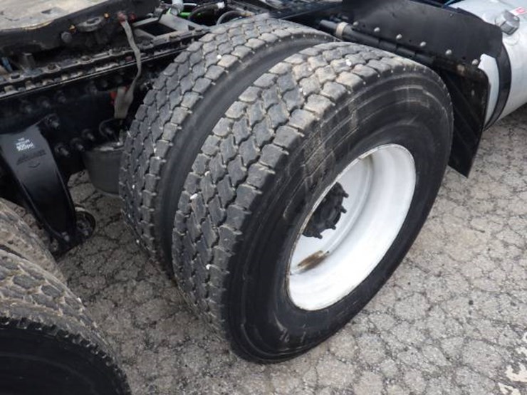 2020-freightliner-cascadia-126-image-8