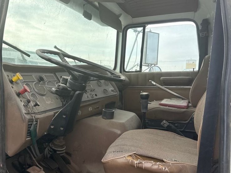 1995-ford-l9000-image-11