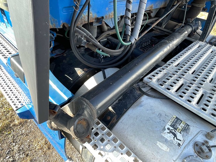 #202-•-2015-volvo-semi-tractor-(has-wi-title)-(denmark,-wi)-image-23