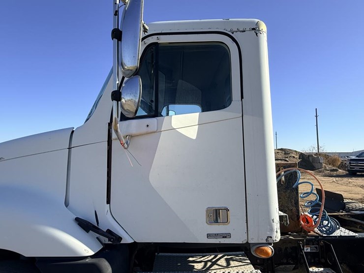 2007-freightliner-columbia-120-image-20