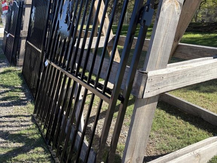 #117-•-pair-of-lion-iron-gates-image-2