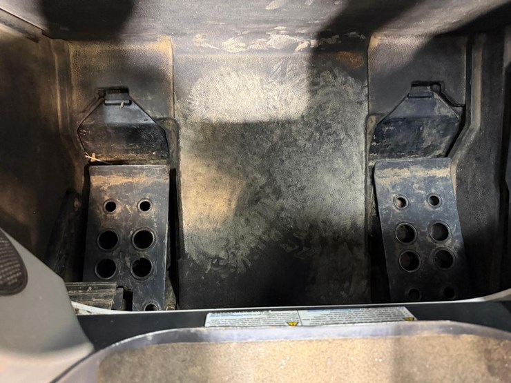 2023-bobcat-t770-image-33