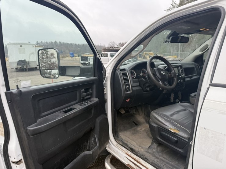 #1830-•-2015-ram-5500-4x4-service-truck-image-33