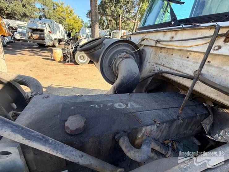 2000-volvo-wg-roll-off-truck-image-25