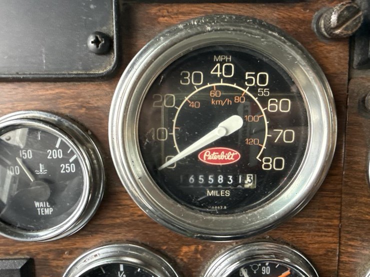 1999-peterbilt-379-image-82