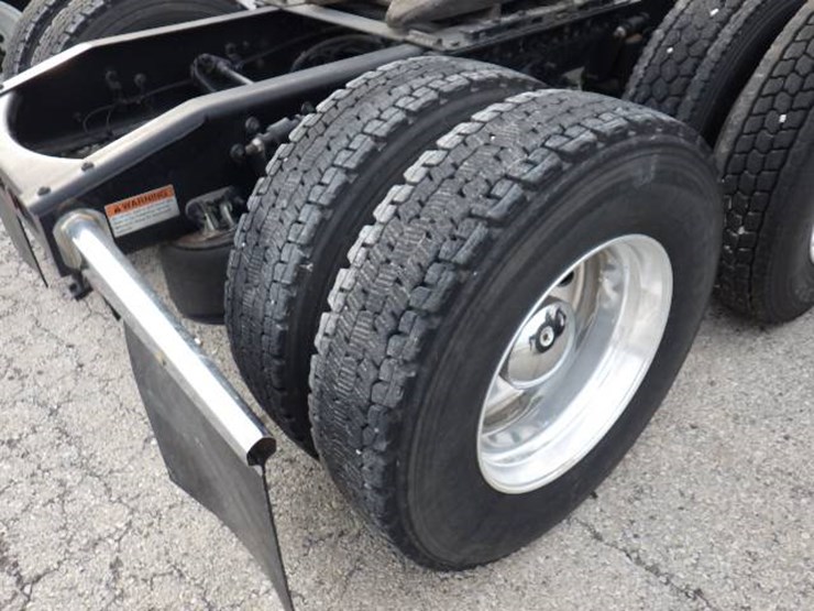 2020-freightliner-cascadia-126-image-8