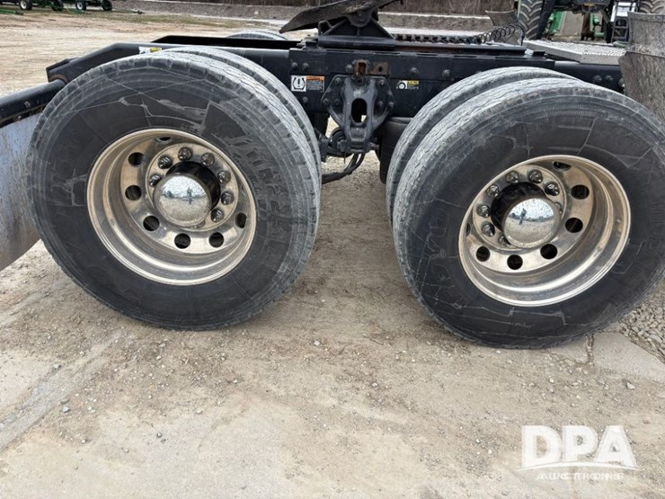 peterbilt-579-image-33