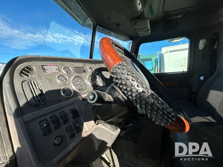 2010-peterbilt-386-image-48