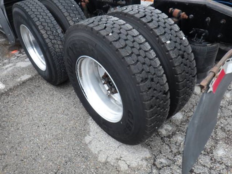 2019-freightliner-cascadia-126-image-15