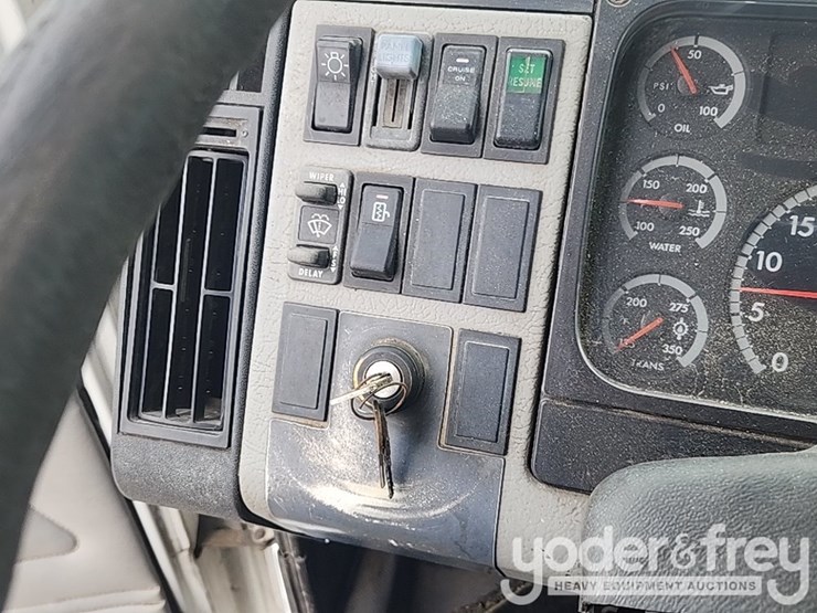 2001-freightliner-fl60-image-19