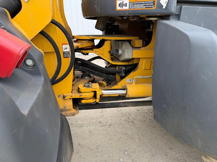 2020-deere-344l-image-15
