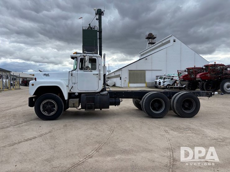 1985-mack-r686st-image-15