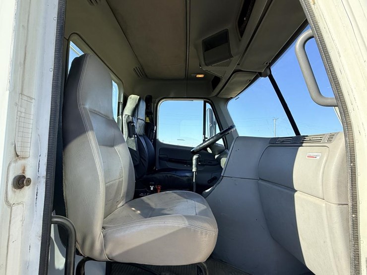 2007-freightliner-columbia-120-image-65