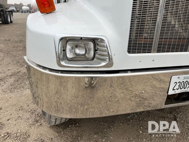 2001-peterbilt-330-image-18