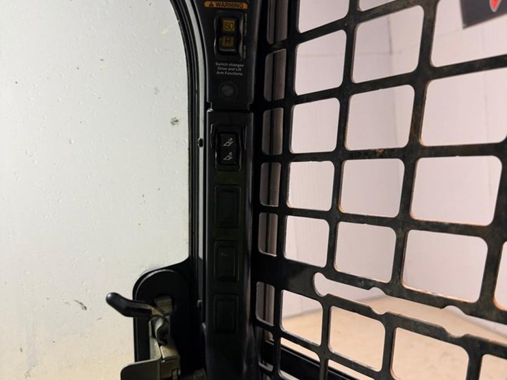 2022-bobcat-t740-image-30