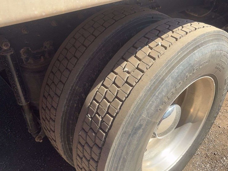 2010-international-lf517-lone-star-dump-truck-image-12