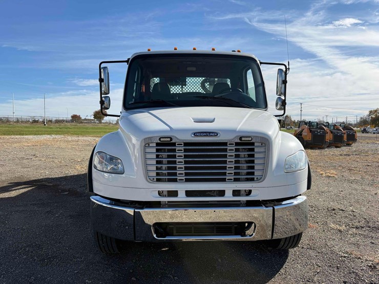 2017-freightliner-m2-106-image-7