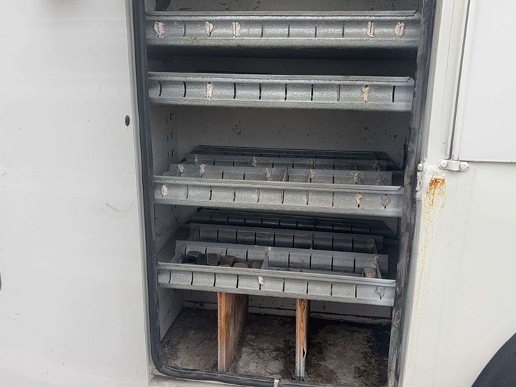 1999-freightliner-fl70-image-27