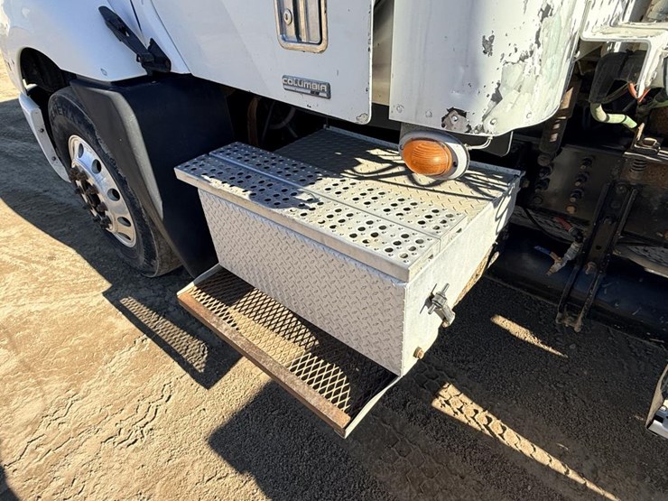 2007-freightliner-columbia-120-image-19