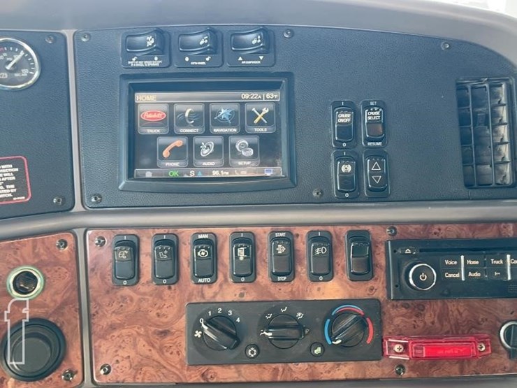 2012-peterbilt-587-image-20