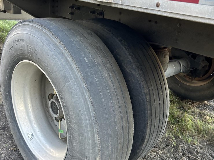 2019-wilson-livestock-trailer-image-16