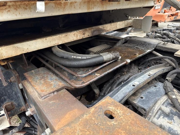 2005-peterbilt-320-image-31