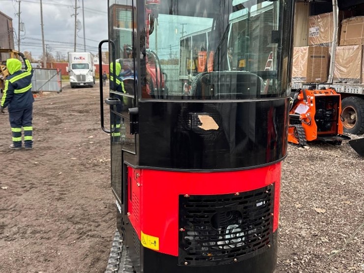 new-vicsec-co-full-cab-mini-excavator-model-vc13c-image-6