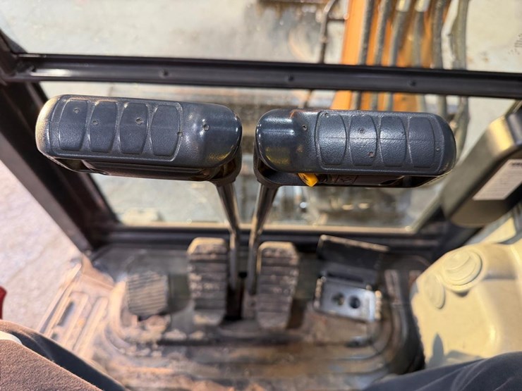 2022-case-cx37c-image-36