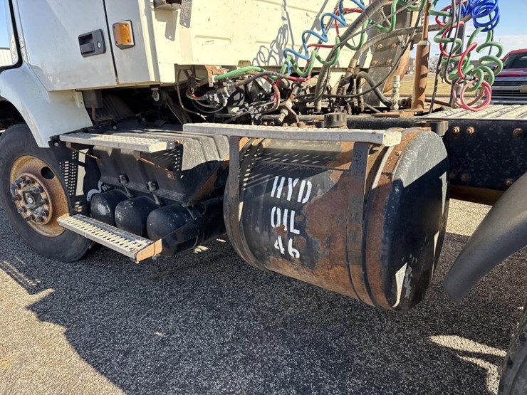 #1994-•-1999-volvo-day-cab-truck-tractor-image-63