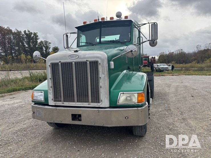 peterbilt-385-image-26