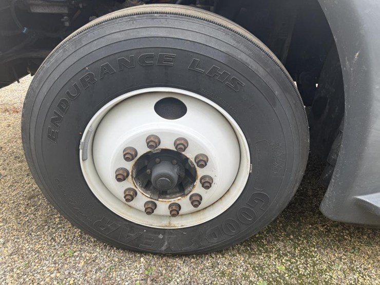 #1175-•-2016-freightliner-cascadia-day-cab-truck-tractor-image-52