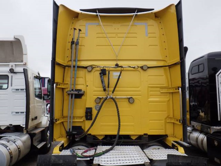 2017-volvo-vnl780-image-11