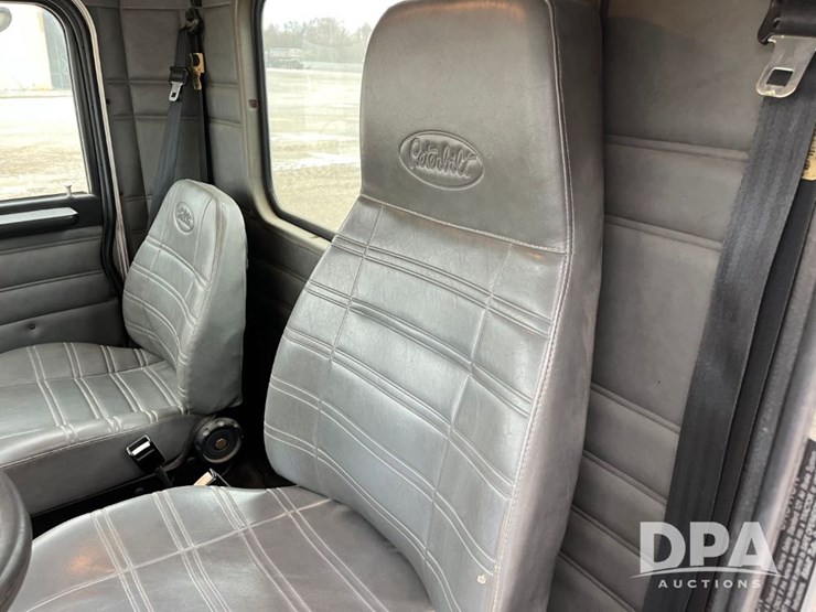 2001-peterbilt-330-image-48