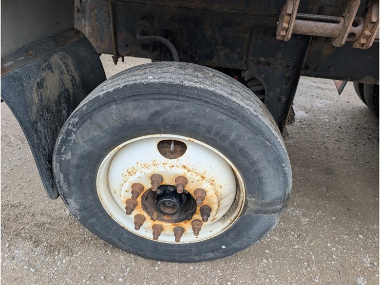 2015-freightliner-114sd-image-8