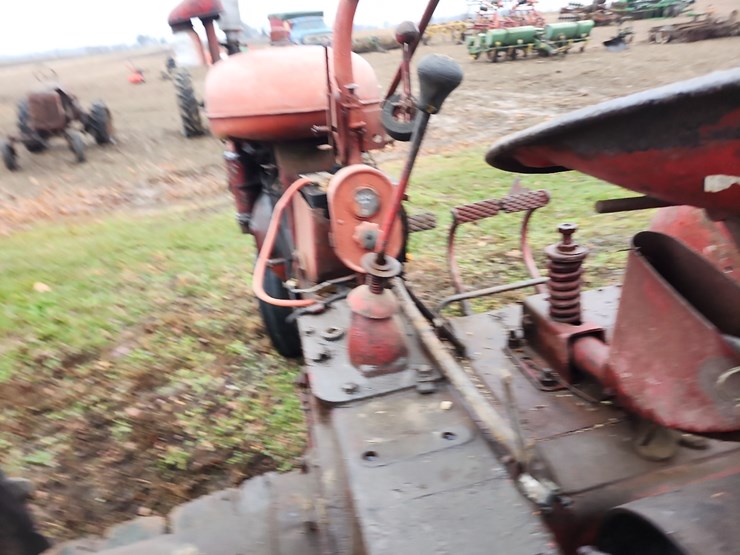 farmall-b-gas-tractor-image-10