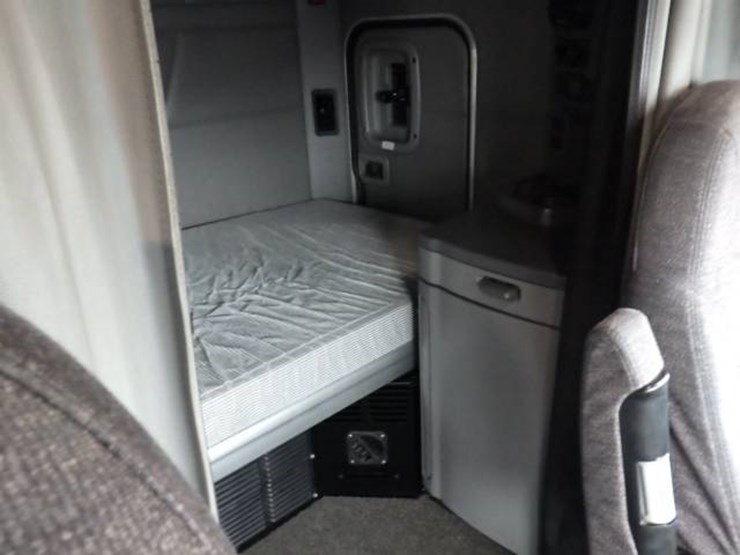 peterbilt-579-image-6