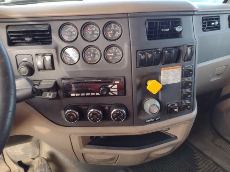 peterbilt-567-image-8