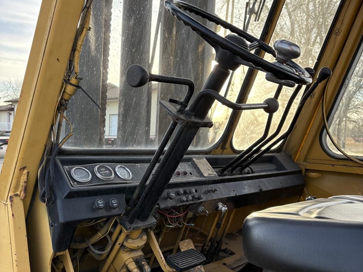 1968-caterpillar-v200b-image-10