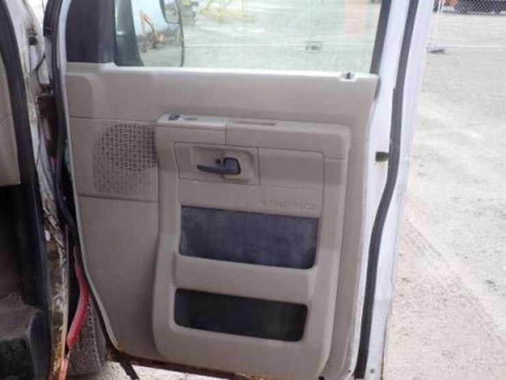 2010-ford-e350-xlt-image-29