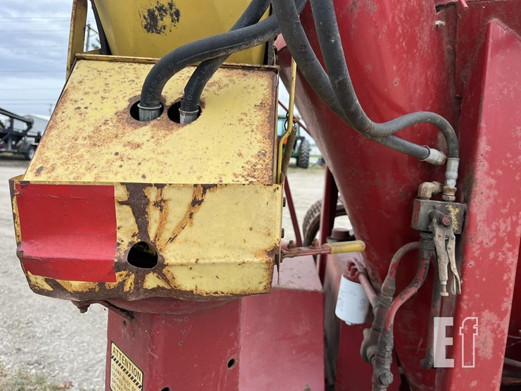 new-holland-354-image-29