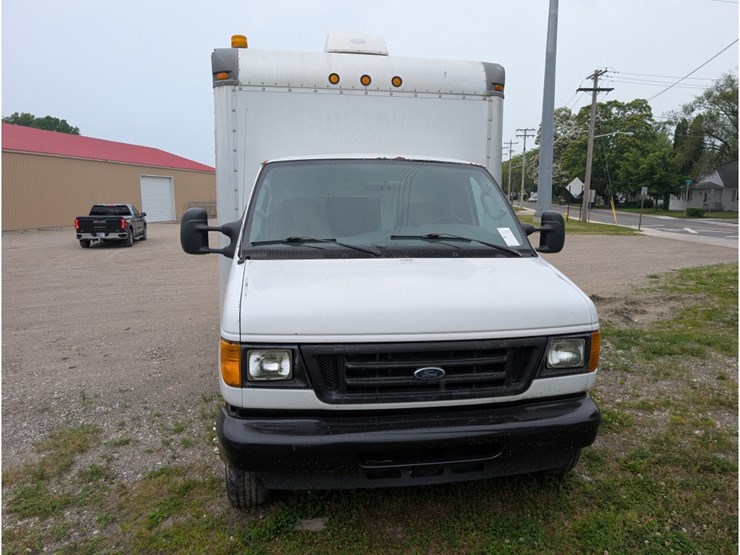 2006-ford-e350-image-2